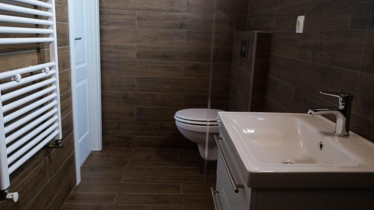 Villa Wild Rooms Jiet Εξωτερικό φωτογραφία